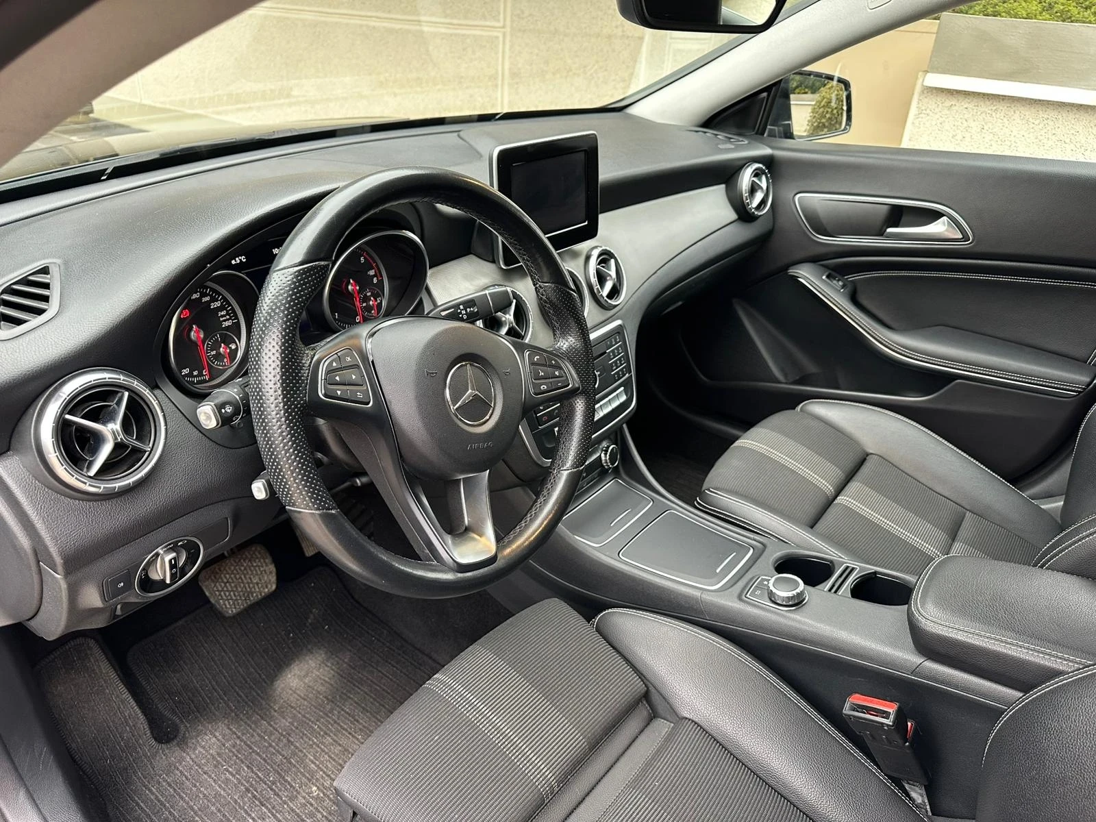 Mercedes-Benz CLA 200 d, снимка 9 - Автомобили и джипове - 55578393