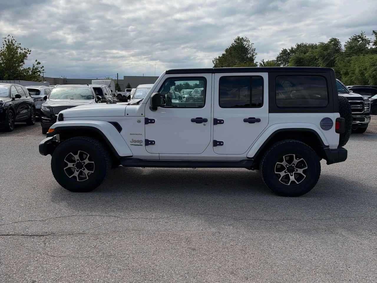 Jeep Wrangler Sahara* CARFAX* АВТОКРЕДИТ БЕЗ ПЪРВОНАЧАЛНА ВНОСКА, снимка 2 - Автомобили и джипове - 56192900