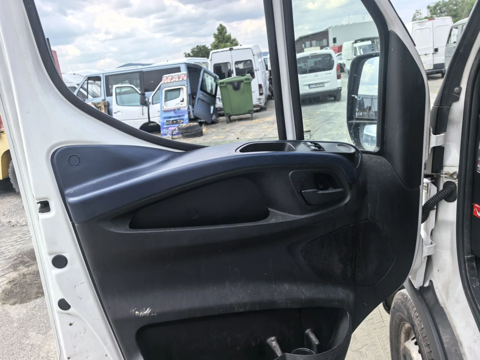 Iveco Daily 2.3 H-MATIK, снимка 8 - Бусове и автобуси - 55895234