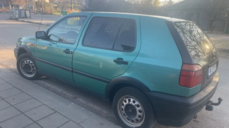 VW Golf 1.8, снимка 2 - Автомобили и джипове - 52883753