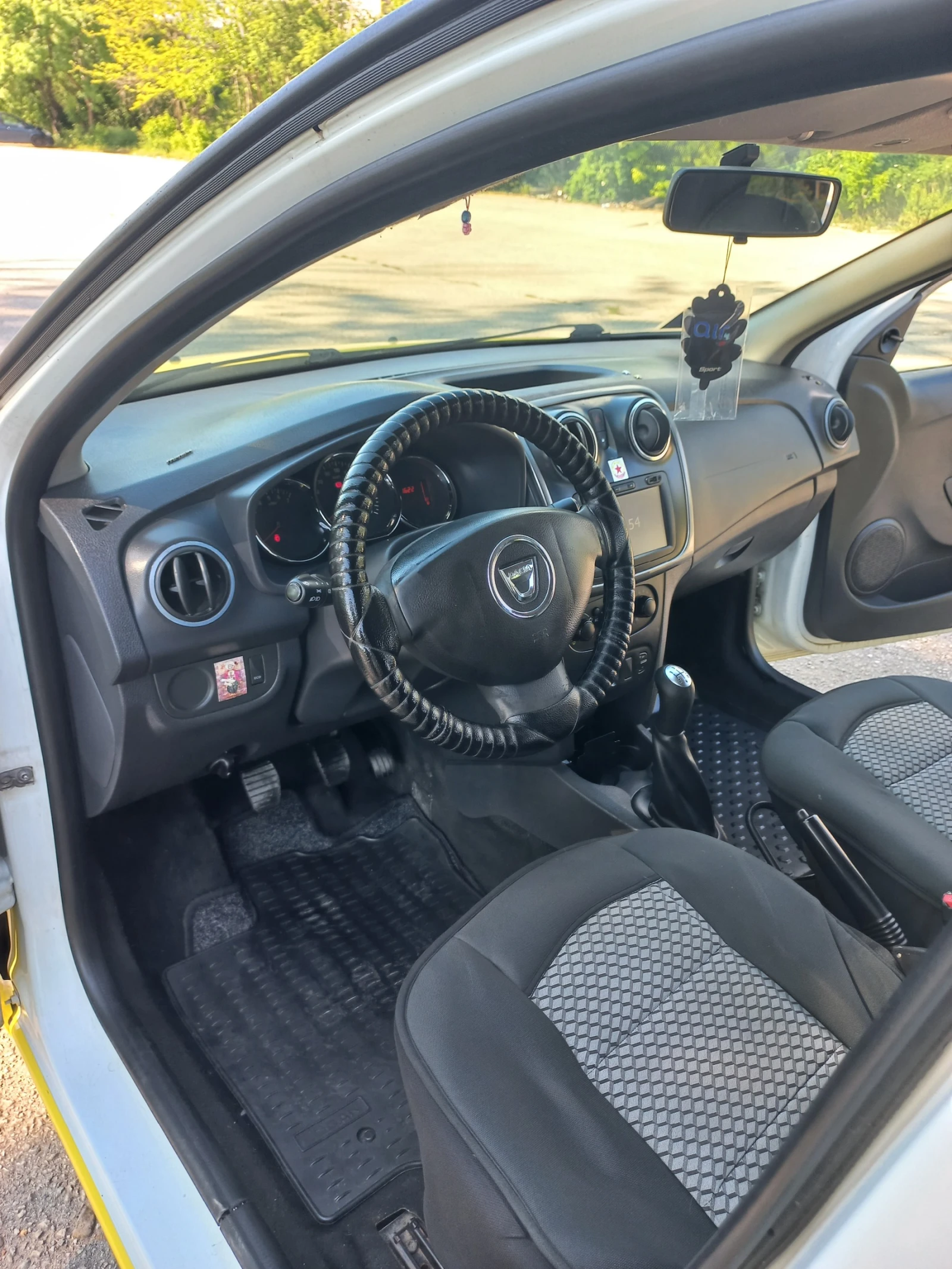 Dacia Logan 1.5dci климатик, снимка 14 - Автомобили и джипове - 51411638