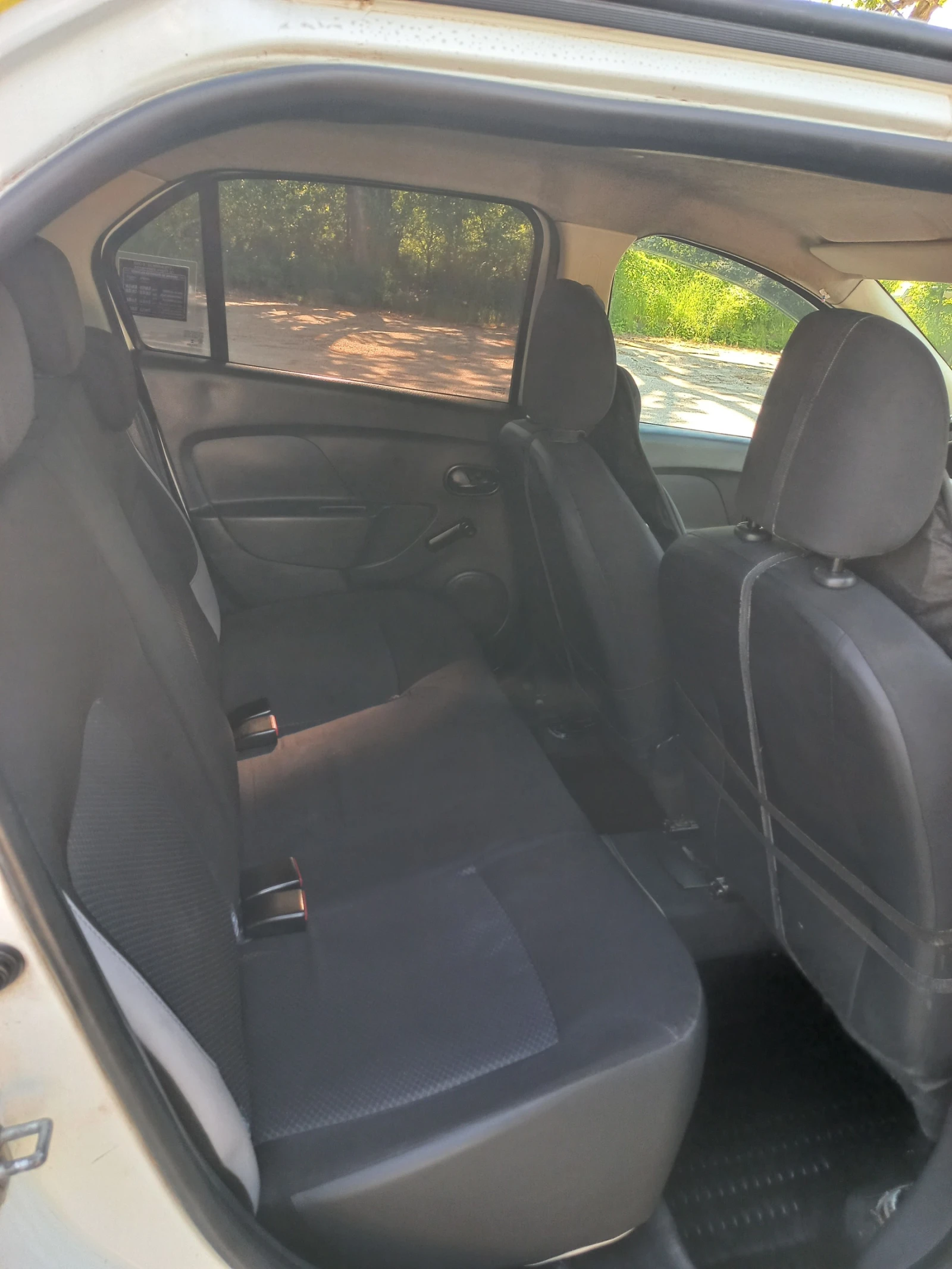 Dacia Logan 1.5dci климатик, снимка 11 - Автомобили и джипове - 51411638