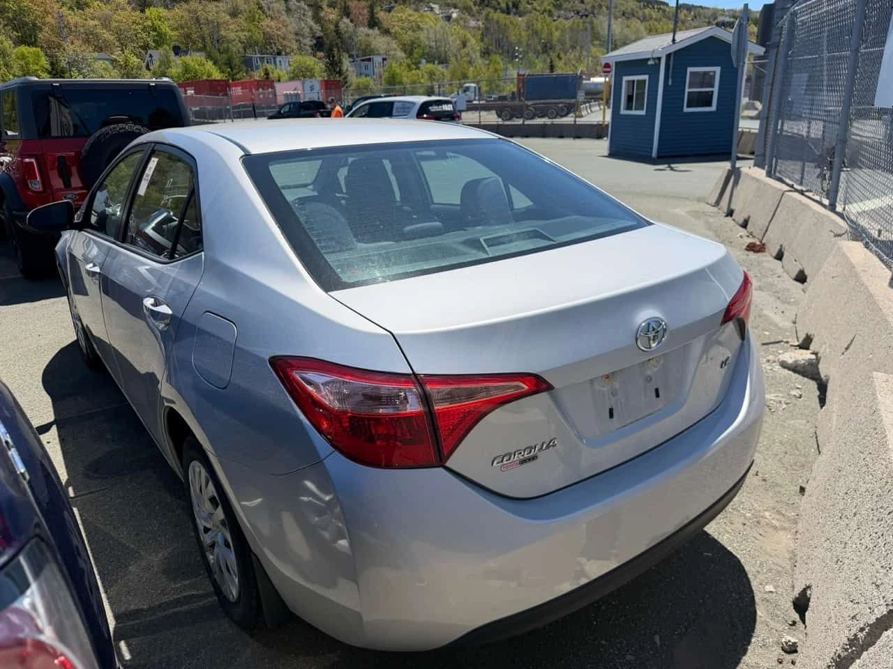 Toyota Corolla * 4dr Sdn * CARFAX * ОПЦИЯ ЗА ФИНАНСИРАНЕ, снимка 3 - Автомобили и джипове - 54963437