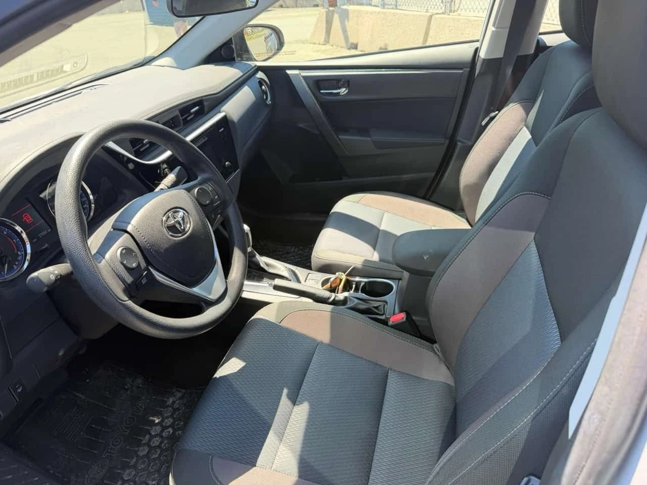Toyota Corolla * 4dr Sdn * CARFAX * ОПЦИЯ ЗА ФИНАНСИРАНЕ, снимка 4 - Автомобили и джипове - 54963437