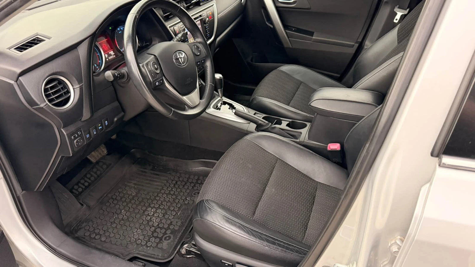 Toyota Auris 1.6 АВТОМАТИК, снимка 13 - Автомобили и джипове - 56659969