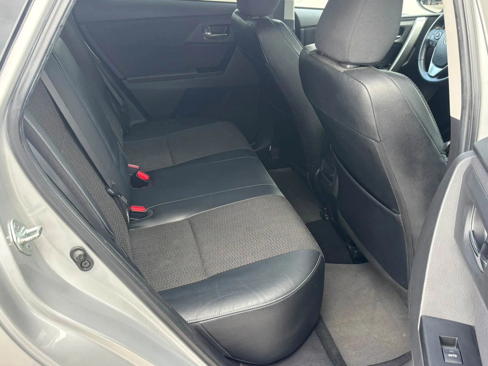 Toyota Auris 1.6 АВТОМАТИК, снимка 15 - Автомобили и джипове - 56659969