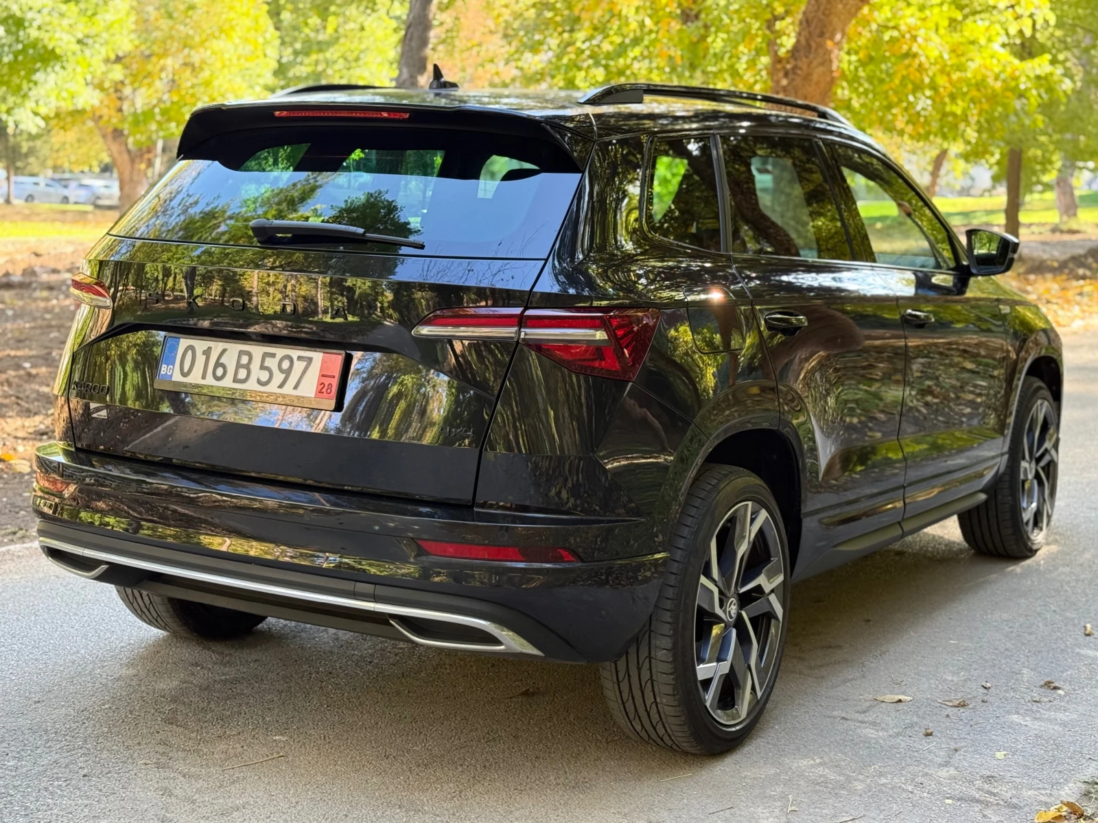 Skoda Karoq 2.0TDI* 4Х4* SPORT-LINE* PANO* DSG* CAM* DIST*  - изображение 4