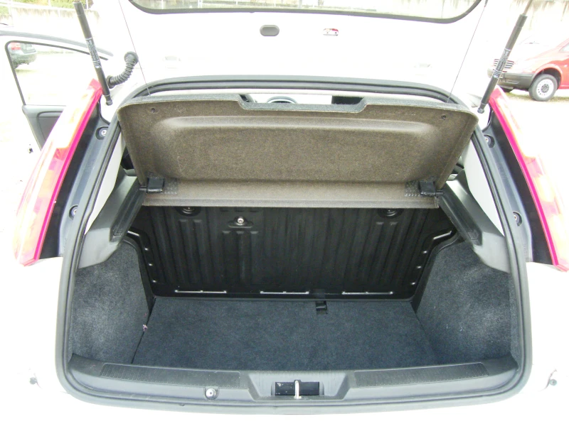 Fiat Punto 1.2i EURO 6B, снимка 13 - Автомобили и джипове - 52392354