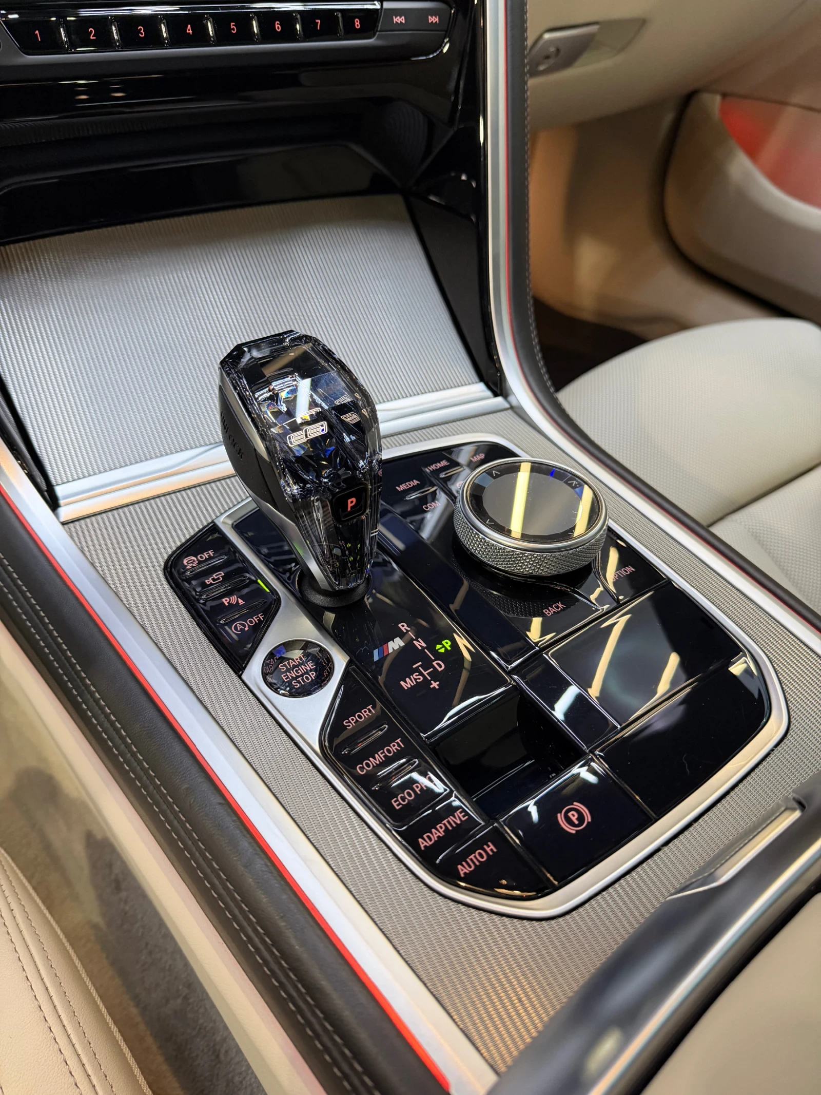 BMW 850 i xDrive* FULL Екстри* SWAROVSKI* HEAD UP* B&W* CA, снимка 9 - Автомобили и джипове - 54032403