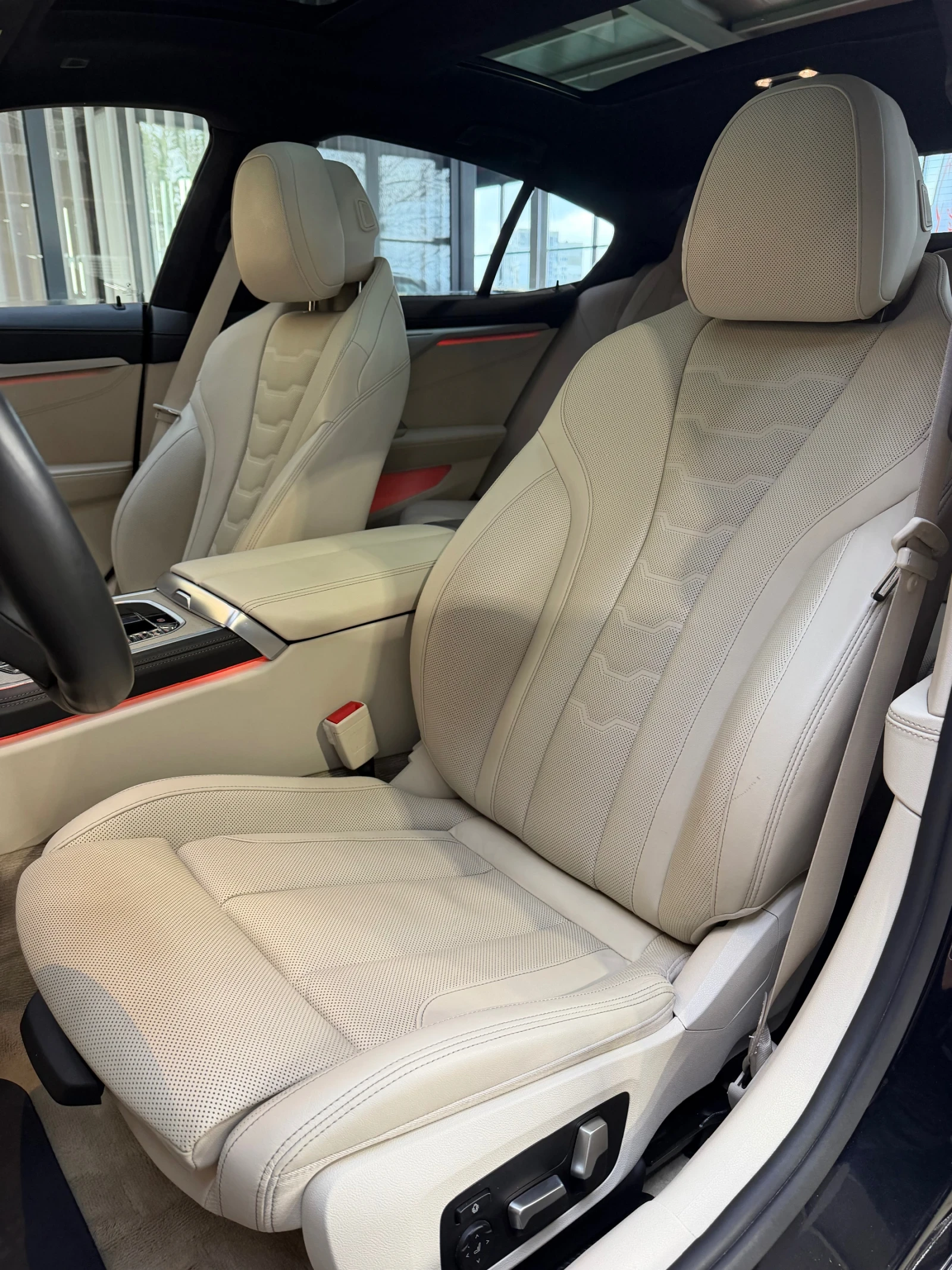 BMW 850 i xDrive* FULL Екстри* SWAROVSKI* HEAD UP* B&W* CA, снимка 14 - Автомобили и джипове - 54032403