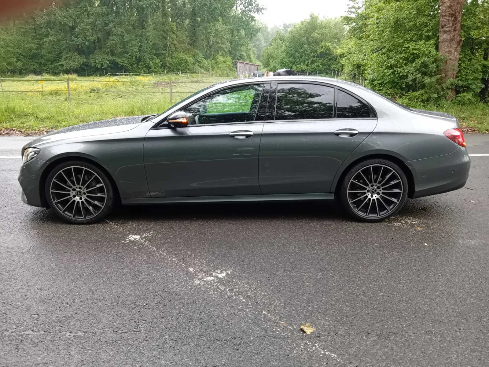 Mercedes-Benz E 220 D AMG LINE NIGHT 9G 194, снимка 2 - Автомобили и джипове - 54710427