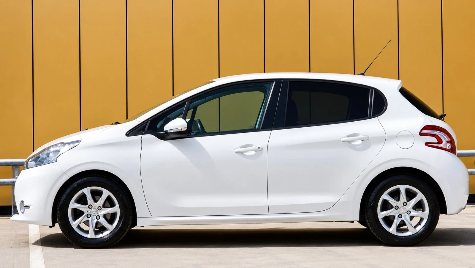 Peugeot 208 1.4 hdi, снимка 4 - Автомобили и джипове - 55085724