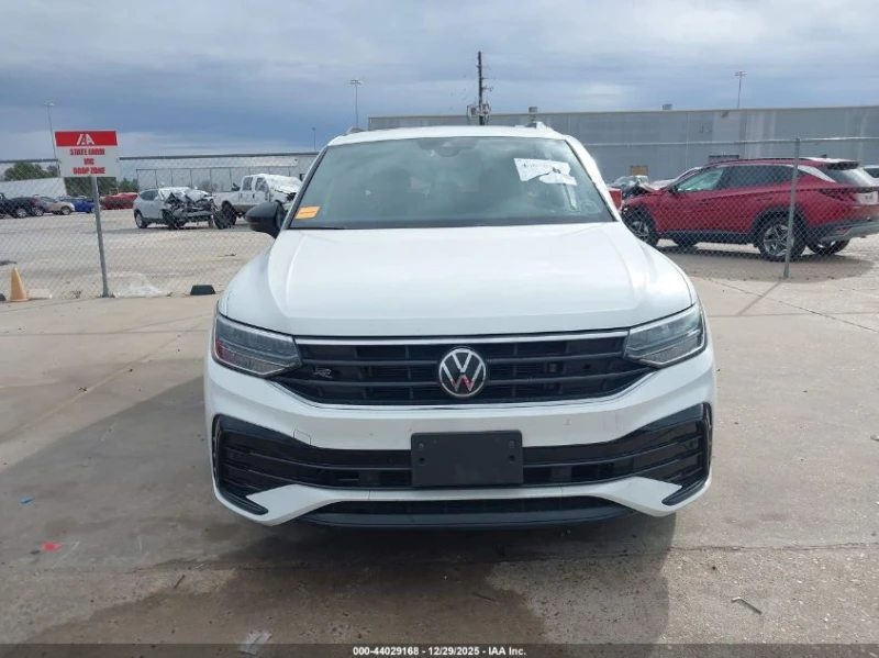 VW Tiguan 2l Volkswagen 2.0T Se R-Line Black, снимка 12 - Автомобили и джипове - 53520244