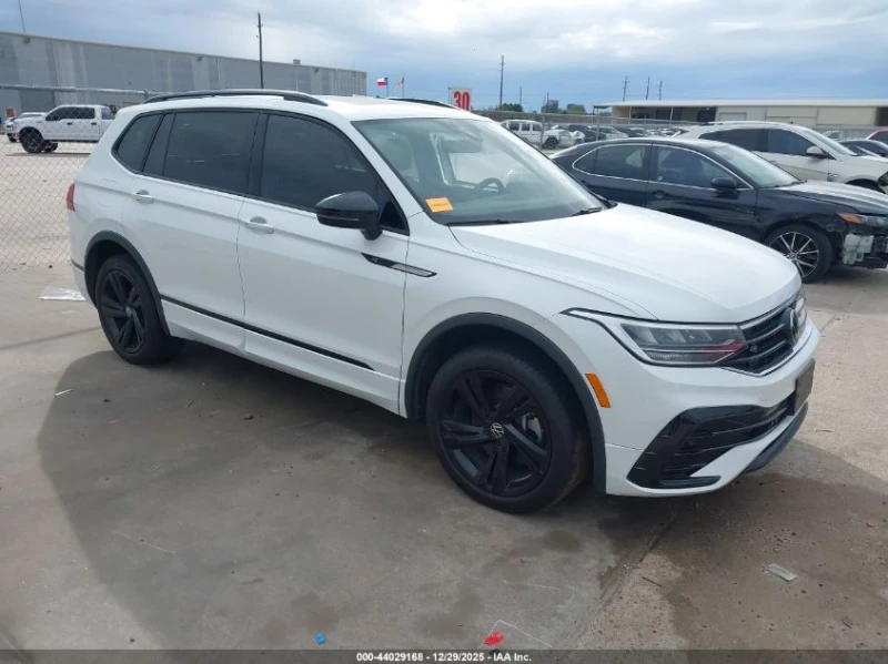 VW Tiguan 2l Volkswagen 2.0T Se R-Line Black