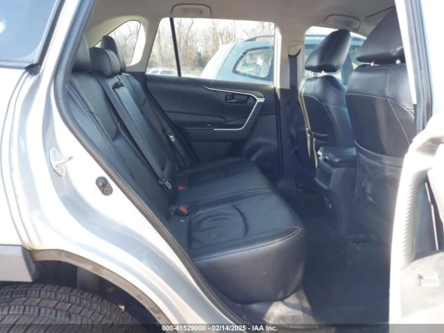 Toyota Rav4 LE, снимка 8 - Автомобили и джипове - 49491955