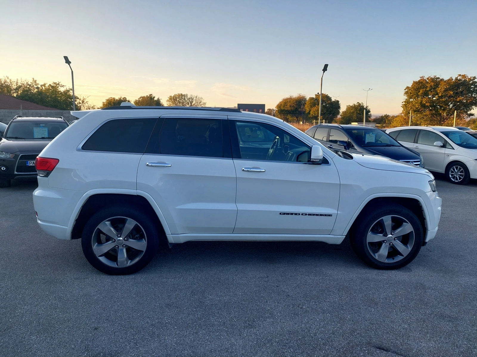 Jeep Grand cherokee 3.0CRD OVERLAND 8 СКОРОСТИ - изображение 2