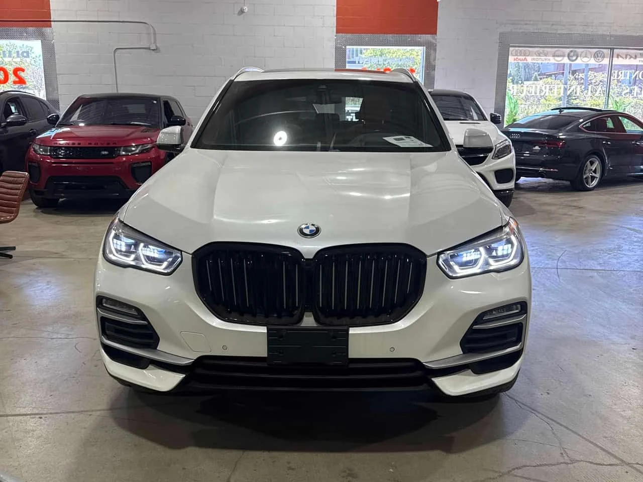 BMW X5 xDrive40i/LASER/ОБДУХВАНЕ/ПАНОРАМА/HUD/SWAROVSKI, снимка 2 - Автомобили и джипове - 54647146
