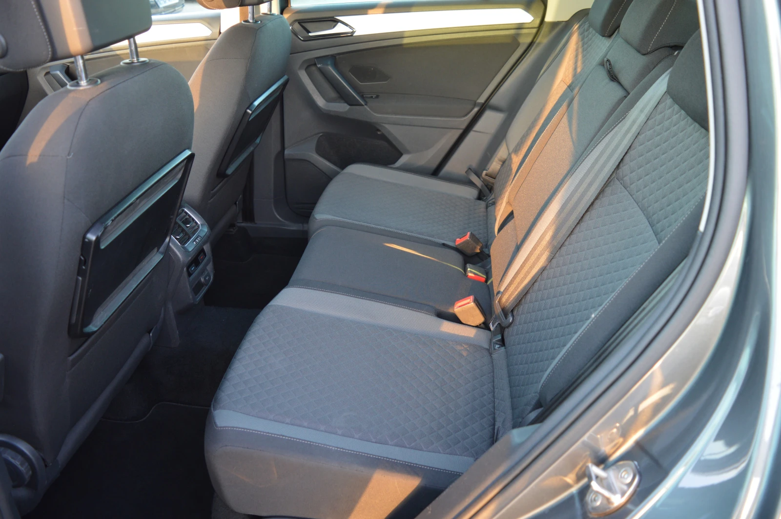 VW Tiguan 1.6TDI-KLIMATRONIK-DISCTRONIC, снимка 10 - Автомобили и джипове - 55424981