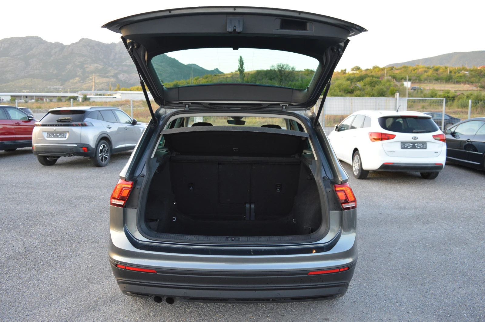 VW Tiguan 1.6TDI-KLIMATRONIK-DISCTRONIC, снимка 16 - Автомобили и джипове - 55424981