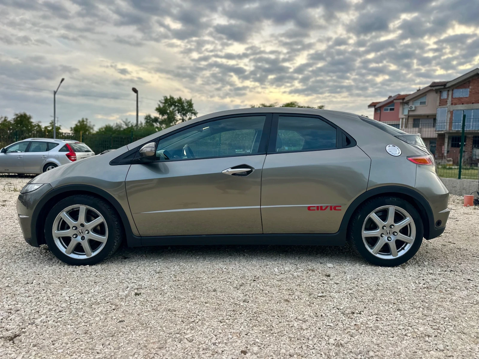 Honda Civic 1.8VTEC//140KS//ГАЗОВ ИНЖ//187000КМ - изображение 2
