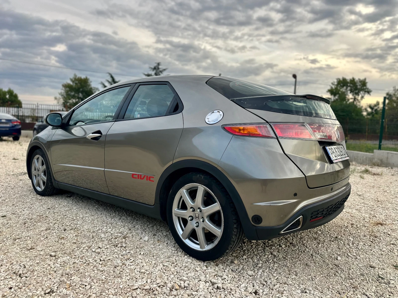 Honda Civic 1.8VTEC//140KS//ГАЗОВ ИНЖ//187000КМ - изображение 3