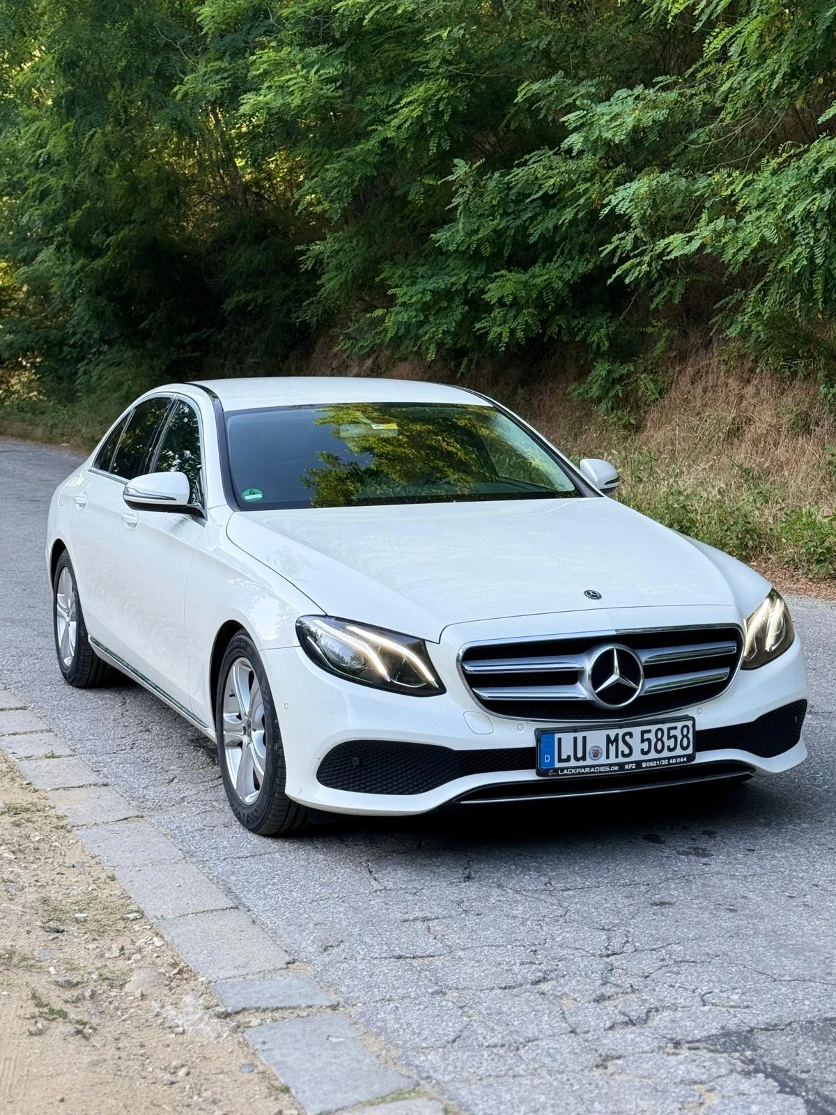 Mercedes-Benz E 200  - изображение 2