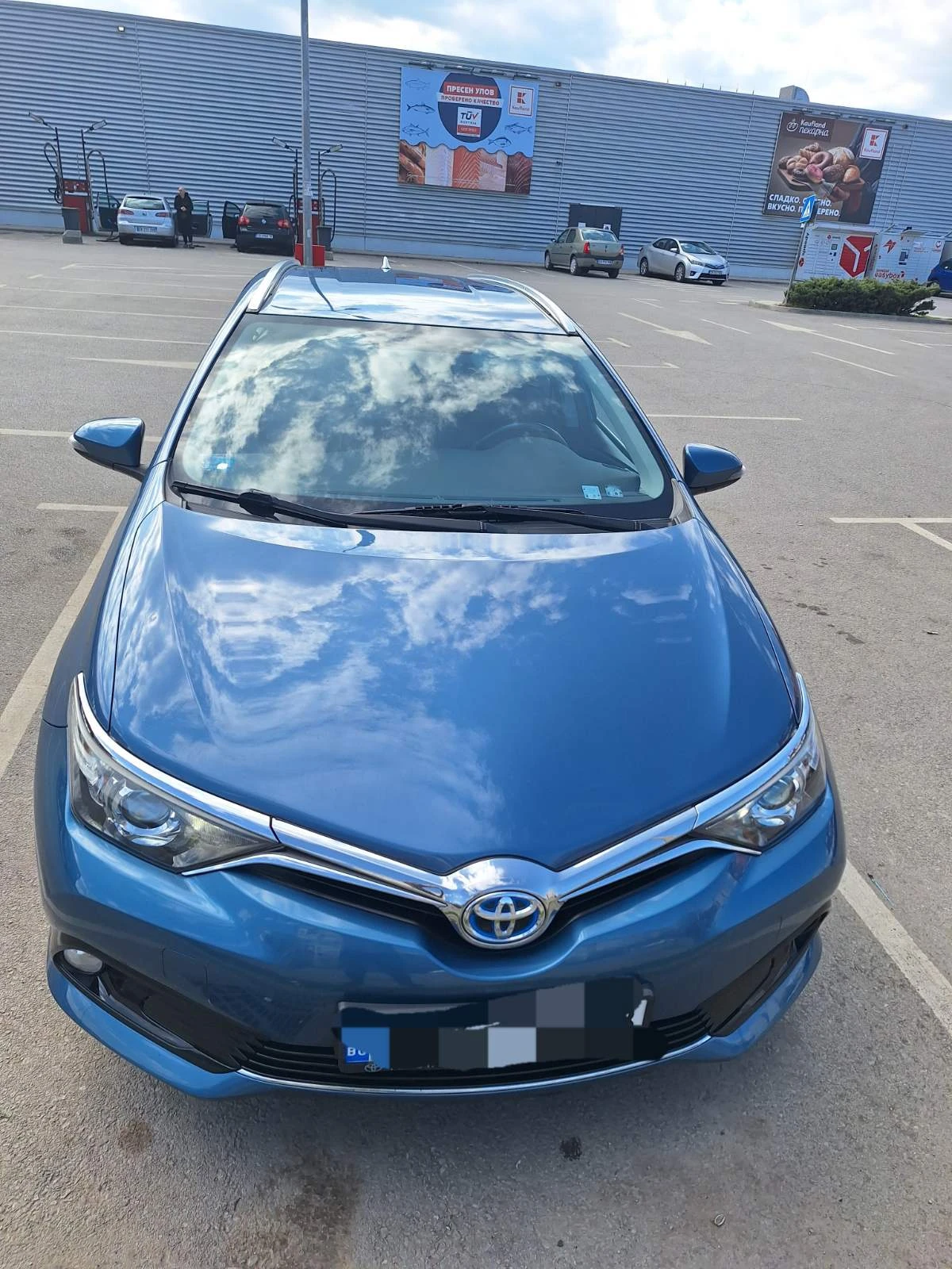 Toyota Auris TS 1.8 hybrid Fancy, снимка 2 - Автомобили и джипове - 54824542