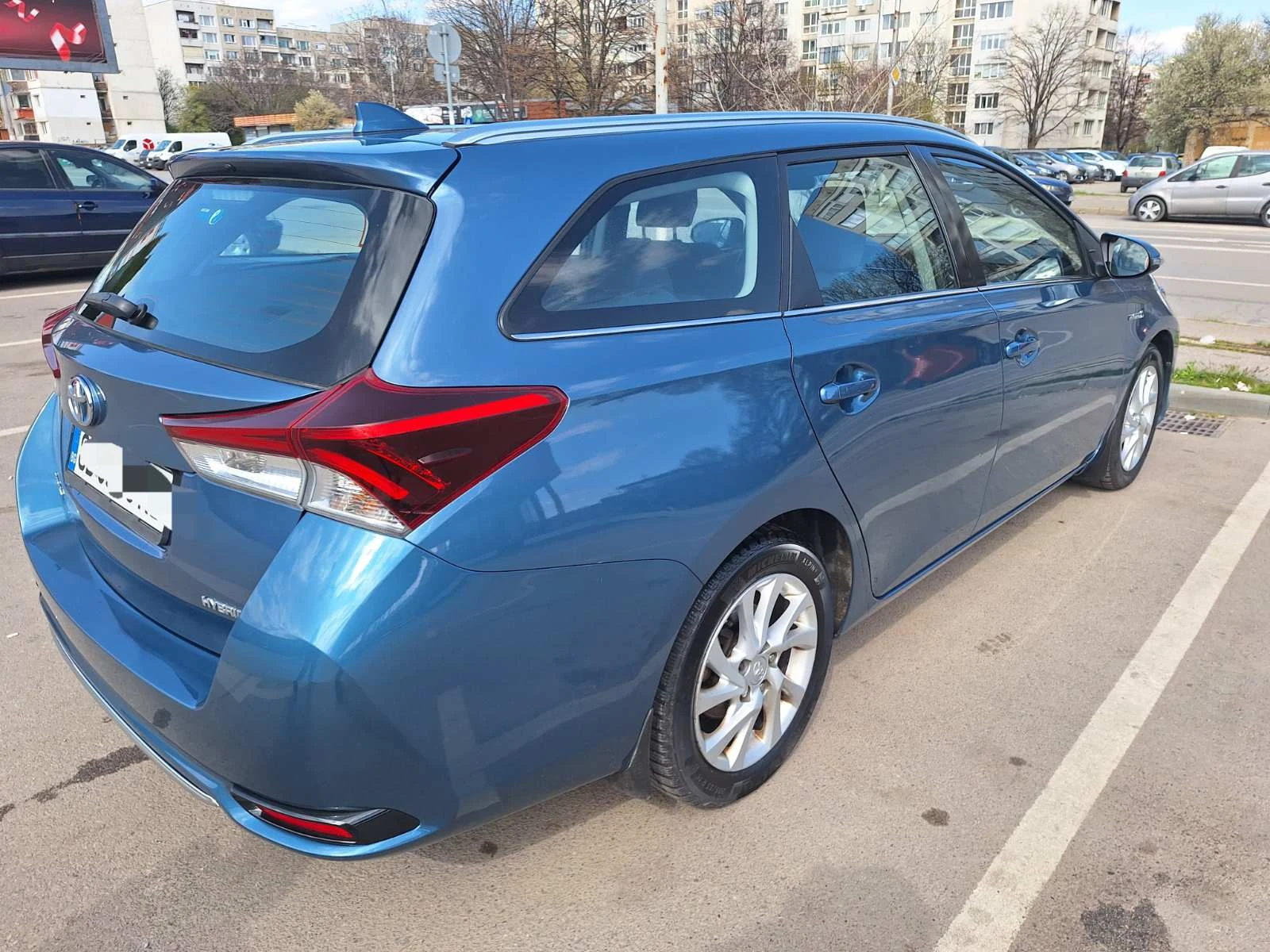 Toyota Auris TS 1.8 hybrid Fancy, снимка 3 - Автомобили и джипове - 54824542
