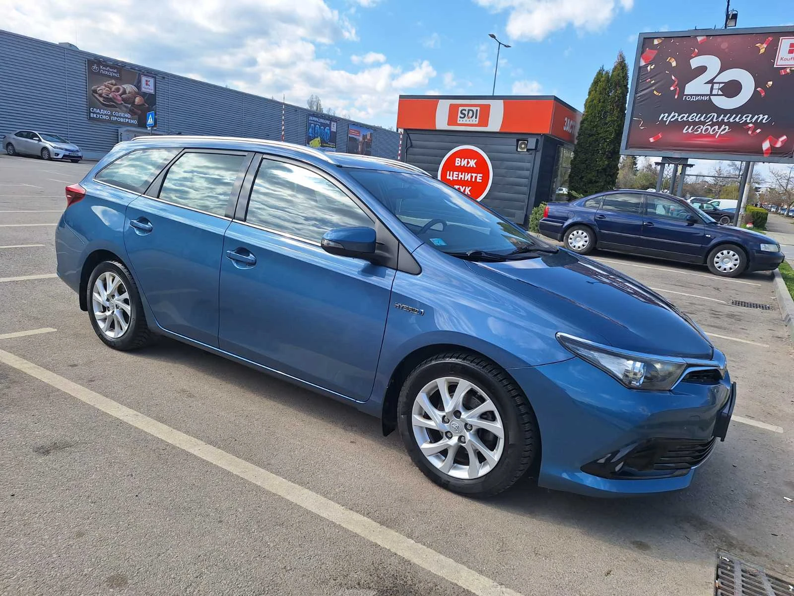 Toyota Auris TS 1.8 hybrid Fancy, снимка 5 - Автомобили и джипове - 54824542