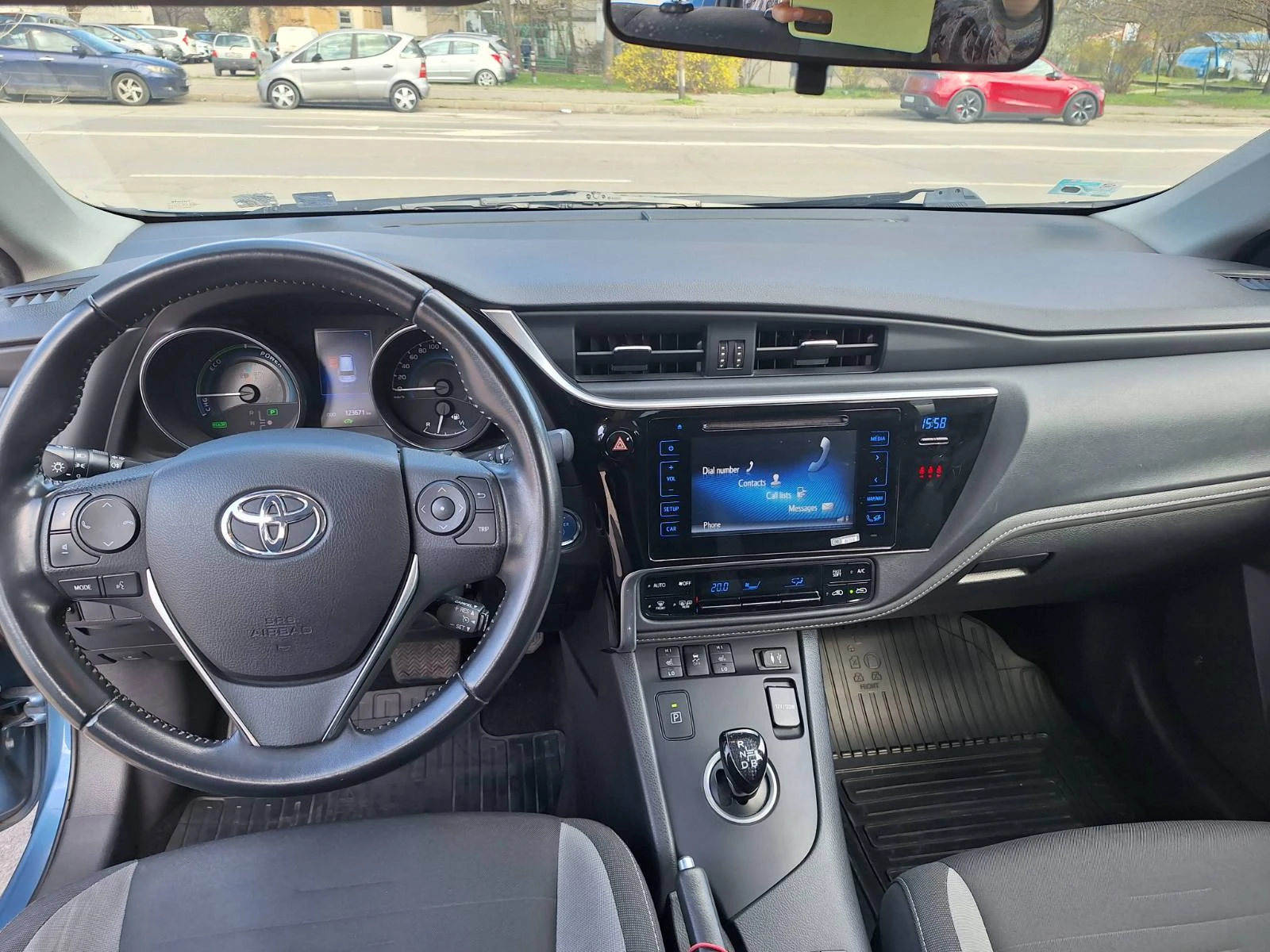 Toyota Auris TS 1.8 hybrid Fancy, снимка 12 - Автомобили и джипове - 54824542