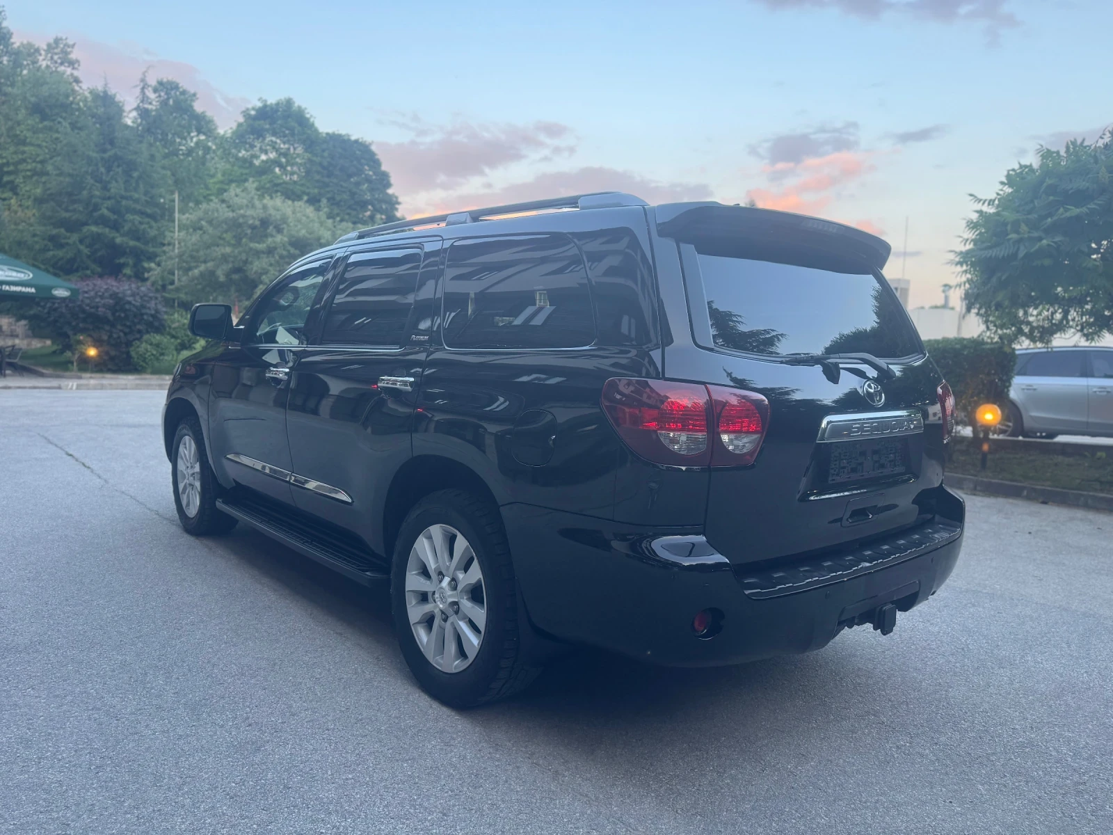 Toyota Sequoia Platinum с опция втория ред седалки да бъде тройка - изображение 5