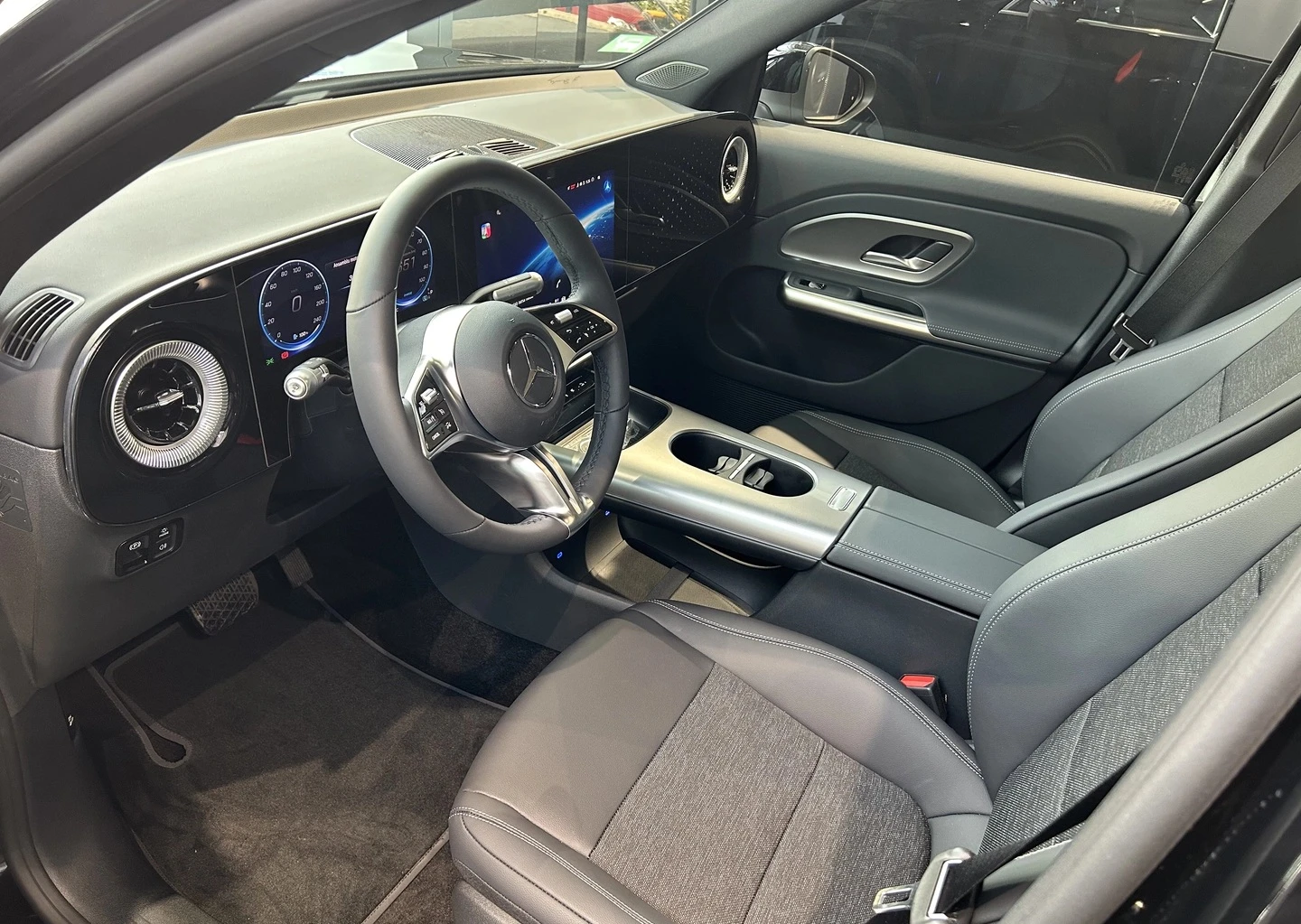 Mercedes-Benz GLB 250 + EQ, снимка 5 - Автомобили и джипове - 56006042