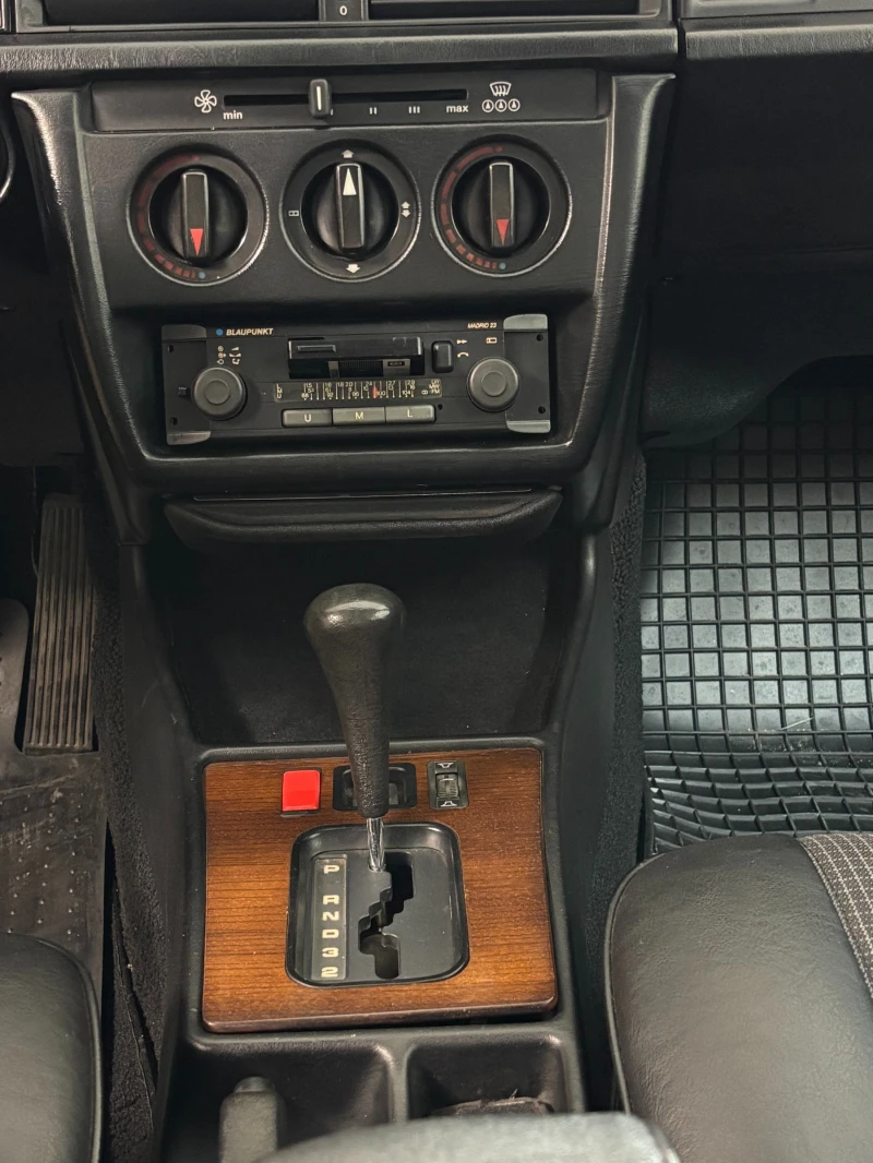 Mercedes-Benz 190 2.0Е, снимка 12 - Автомобили и джипове - 51956662