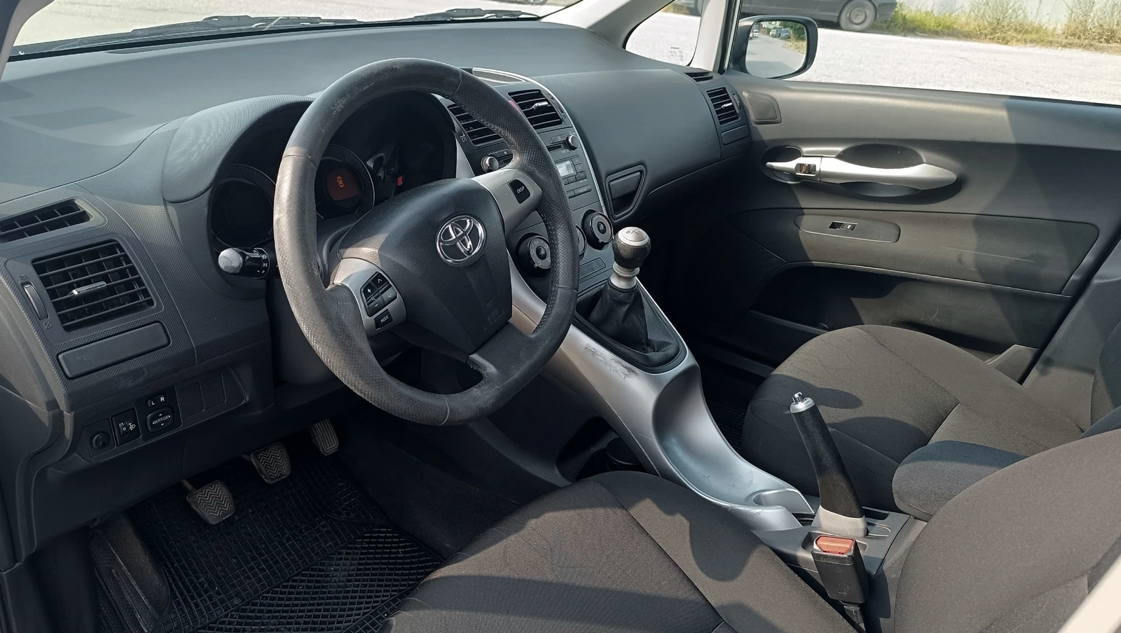 Toyota Auris 1.4i - изображение 9