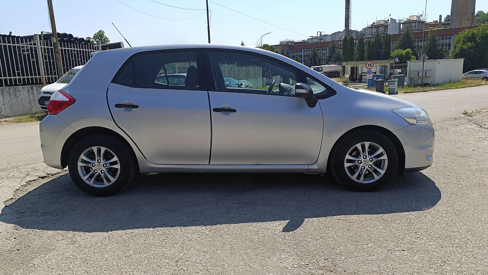 Toyota Auris 1.4i - изображение 6