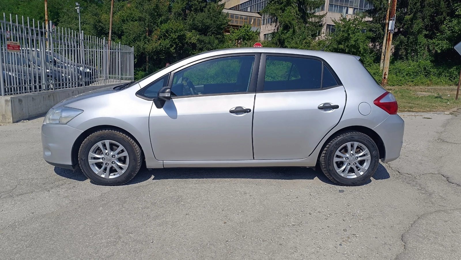 Toyota Auris 1.4i - изображение 2