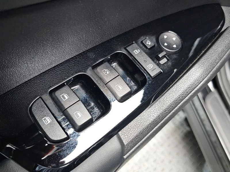 Kia Sportage Nobleless 2WD | DIST| ПОДГРЕВ| ОБДУХВАНЕ, снимка 13 - Автомобили и джипове - 55736436