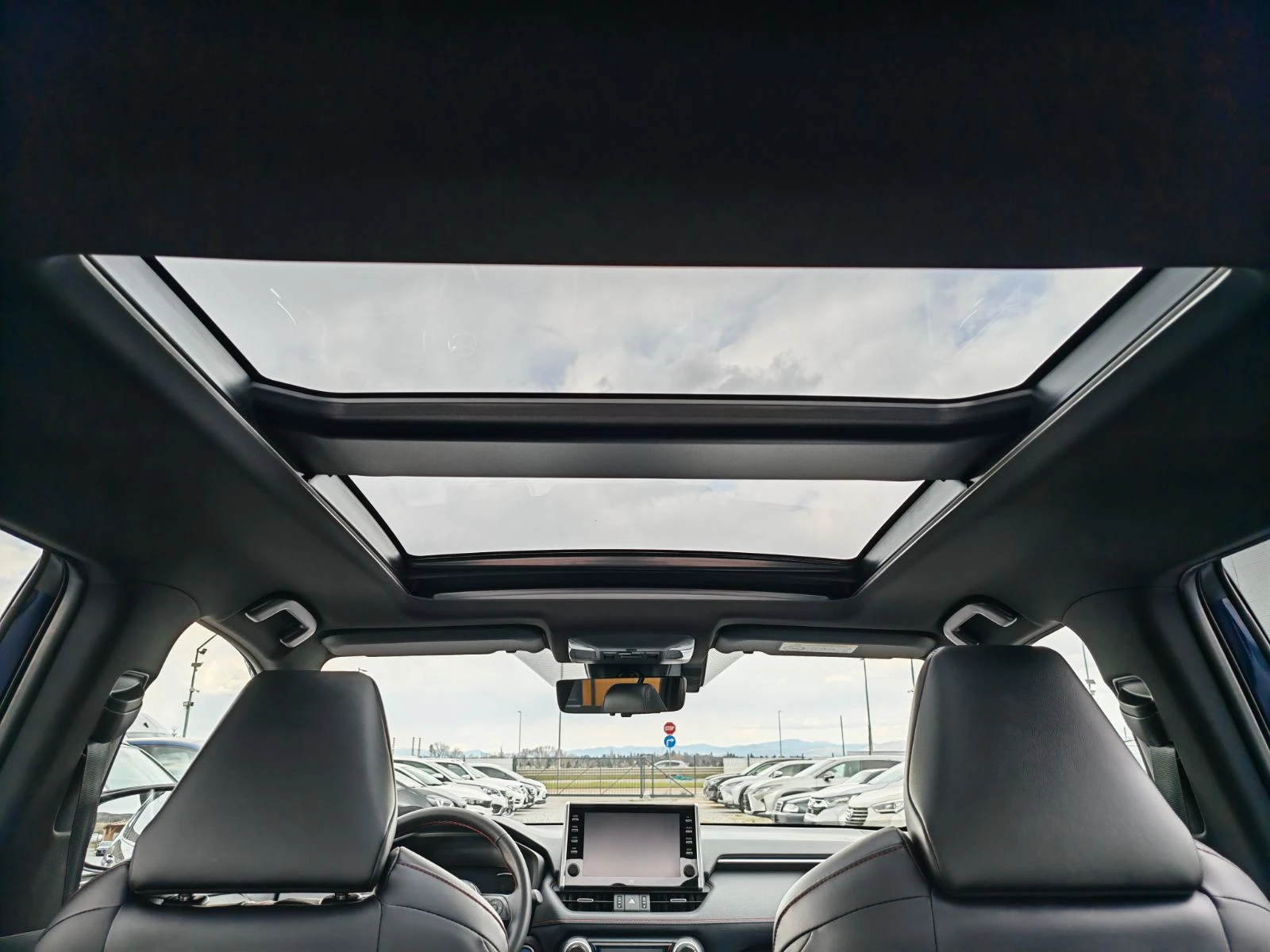 Toyota Rav4 BI-TONE/Панорама/Подгрев/Обдухване/Камера 360/HUD, снимка 10 - Автомобили и джипове - 54178863