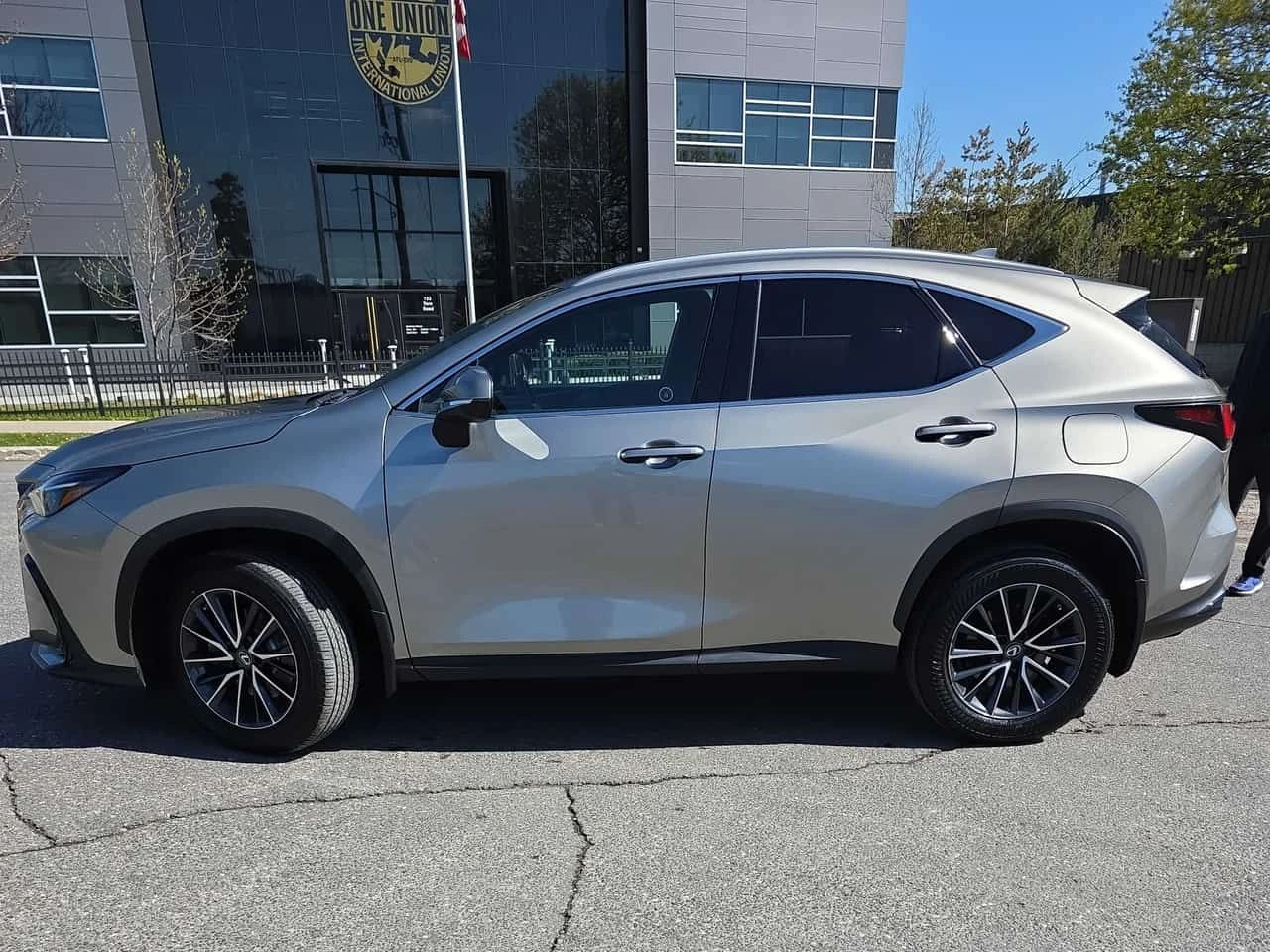 Lexus NX 350h | ОБДУХВАНЕ | ЧЕРВЕН САЛОН | ДВА КЛЮЧА | ШИБИДАХ |, снимка 2 - Автомобили и джипове - 54484182