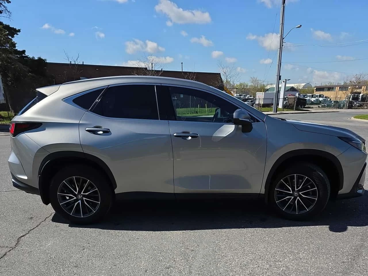 Lexus NX 350h | ОБДУХВАНЕ | ЧЕРВЕН САЛОН | ДВА КЛЮЧА | ШИБИДАХ |, снимка 3 - Автомобили и джипове - 54484182