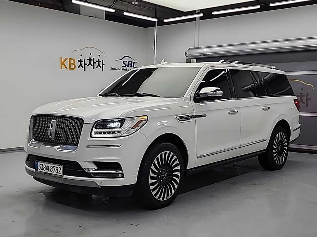 Lincoln Navigator BLACK LABEL| ПАНО| 360| ПОДГРЕВ| ОБДУХВАНЕ| HUD, снимка 3 - Автомобили и джипове - 55049974