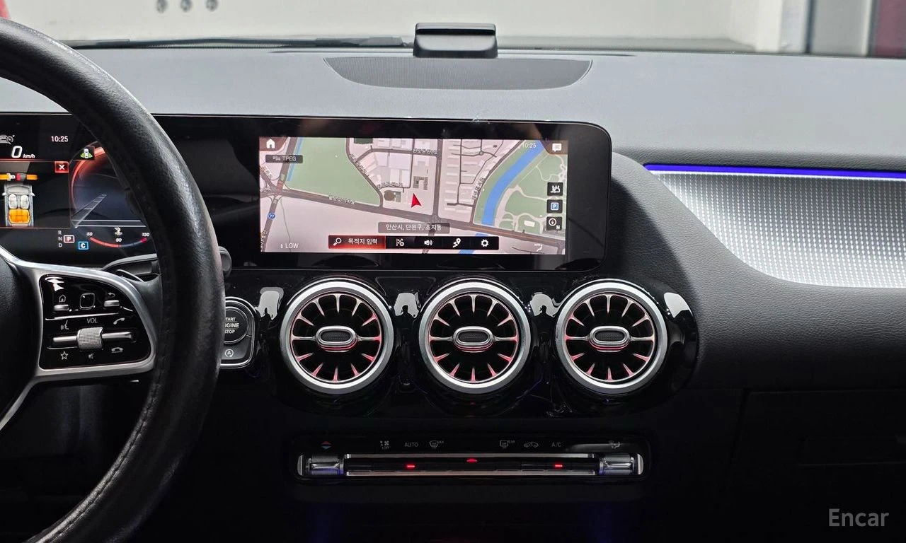 Mercedes-Benz GLA 220 ДИСТРОНИК* LANE* ASSIST* ПОДГРЕВ* КАМЕРА* , снимка 9 - Автомобили и джипове - 56118863