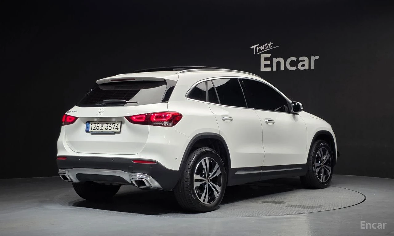 Mercedes-Benz GLA 220 ДИСТРОНИК* LANE* ASSIST* ПОДГРЕВ* КАМЕРА* , снимка 2 - Автомобили и джипове - 56118863