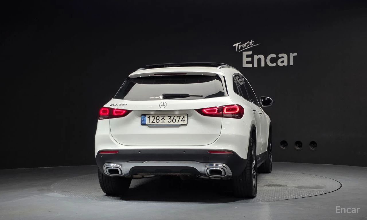 Mercedes-Benz GLA 220 ДИСТРОНИК* LANE* ASSIST* ПОДГРЕВ* КАМЕРА* , снимка 4 - Автомобили и джипове - 56118863