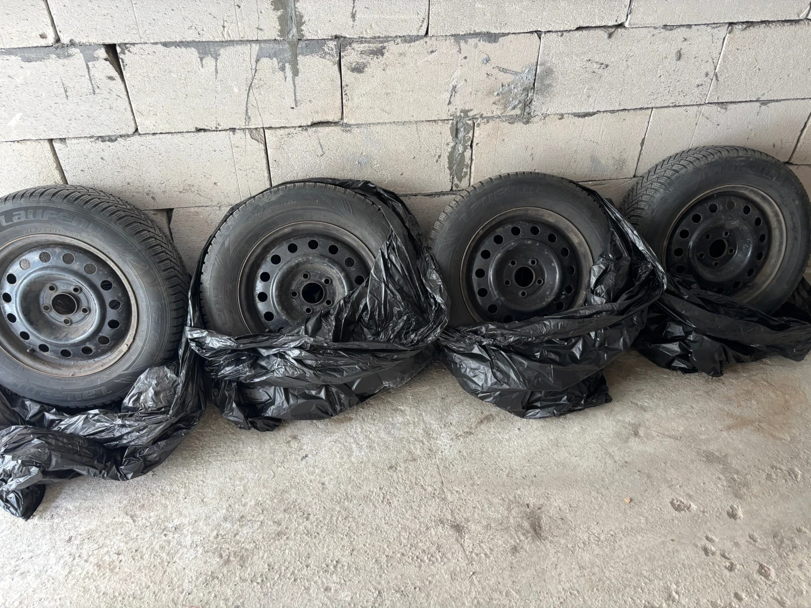 Гуми с джанти 215/65R16, снимка 4 - Гуми и джанти - 56741410