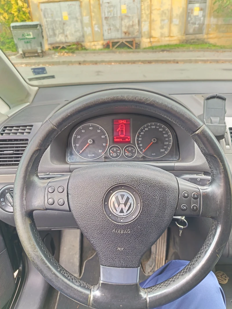 VW Touran  Facelift/ заводски метан, снимка 8 - Автомобили и джипове - 52189400