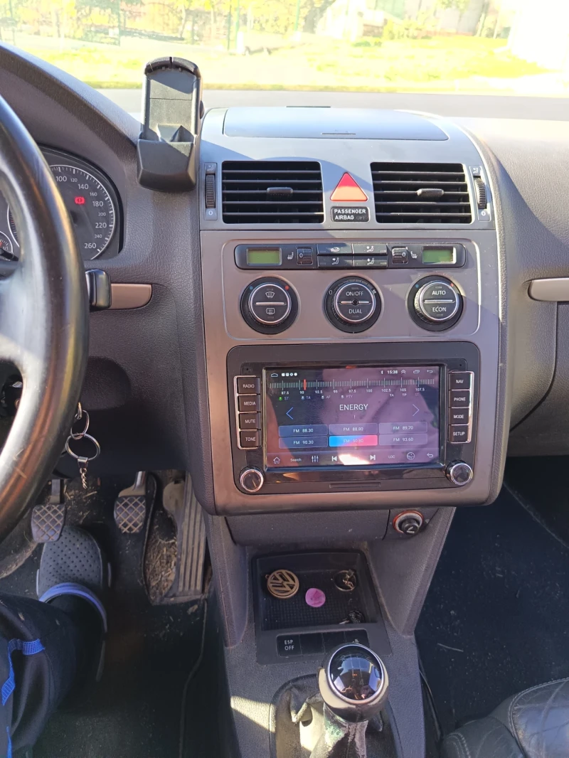 VW Touran  Facelift/ заводски метан, снимка 12 - Автомобили и джипове - 52189400