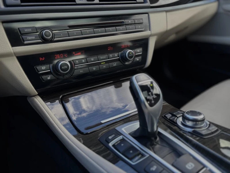 BMW 530 d X-DRIVE* M-PACK * 360CAM* АвтоКредит(ЦЕНА ДО БГ), снимка 12 - Автомобили и джипове - 53470608