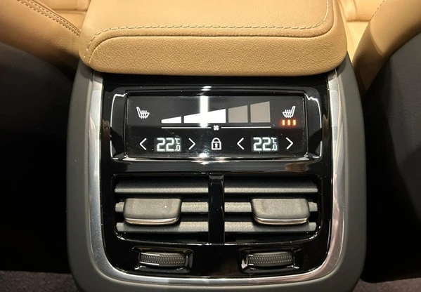 Volvo S60 B5 AWD = Ultimate Dark = Гаранция, снимка 11 - Автомобили и джипове - 52944961