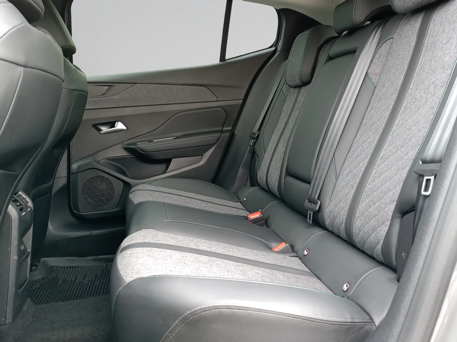 Peugeot 408 ALLURE 1, 2 PureTech 145 HYBRID 48V e-DCS6 EURO 6., снимка 9 - Автомобили и джипове - 54041466